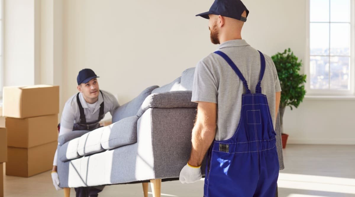 Verhuizers actief binnen Amsterdam tijdens een heel inboedel verhuizing.