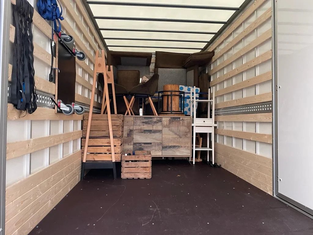 Ingeladen bus na een inboedel verhuizing in Amsterdam